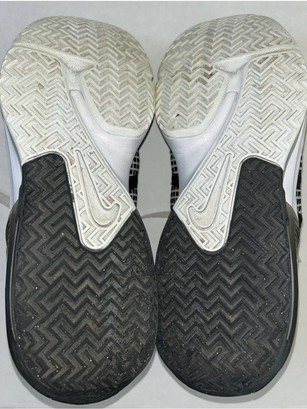Nike LeBron Witness 7 Mens 9.5 Black White Basketball Shoes Sneakers DM1123-100
